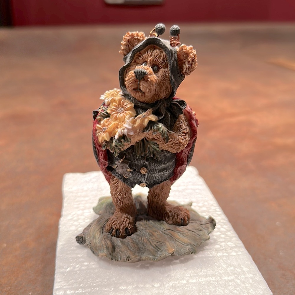 Boyd’s Bears resin figure. ‘Tweedle Bedeedle Stop &Smell the Flowers’